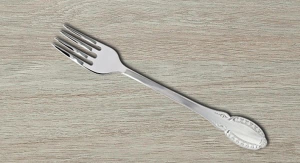 포크가 바닥에 떨어졌다 