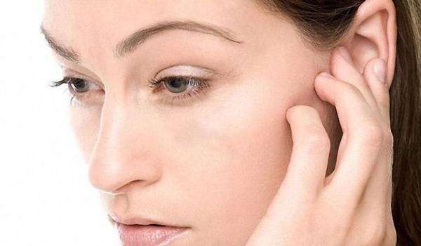 남자와 여자는 왜 왼쪽 귀 또는 오른쪽 귀가 가렵습니까? 