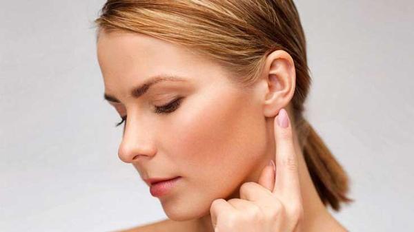 가려운 왼쪽 귀의 원인 