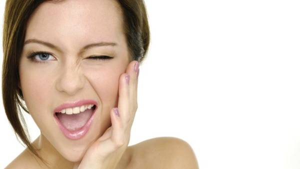 뺨에 여드름 뺨에 여드름