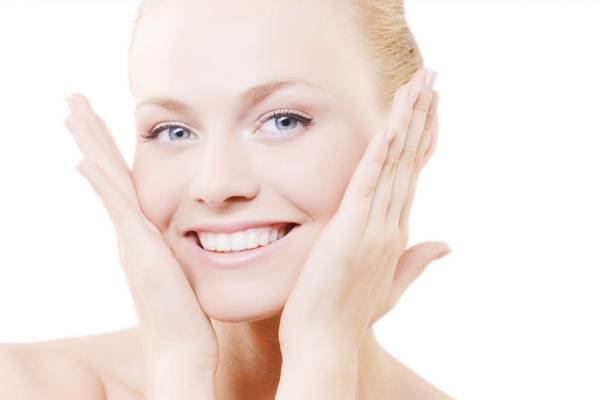 오른쪽 뺨에 여드름의 표시 오른쪽 뺨에 여드름의 표시